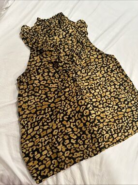 Who what wear- High-Neck Sleeveless Leopard Print Top in Black and Mustard